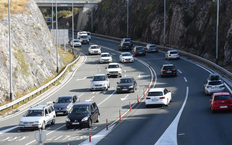 Desnica u EP-u traži ukidanje zabrane prodaje benzinaca i dizelaša