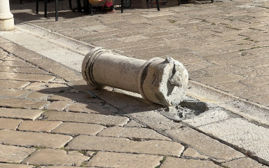 Srušen kameni stupić ispred crkve sv. Krševana