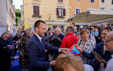 FOTO Zadrani nahrlili na podjelu zastava: ‘Vidimo i danas da nije to obična tkanina…’