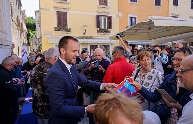 FOTO Zadrani nahrlili na podjelu zastava: 'Vidimo i danas da nije to obična tkanina...'