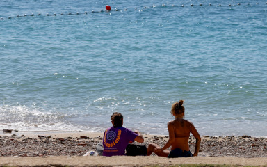 FOTO Zadrani i dalje ne odustaju od kupanja: Pogledajte kako je danas bilo na plaži Kolovare