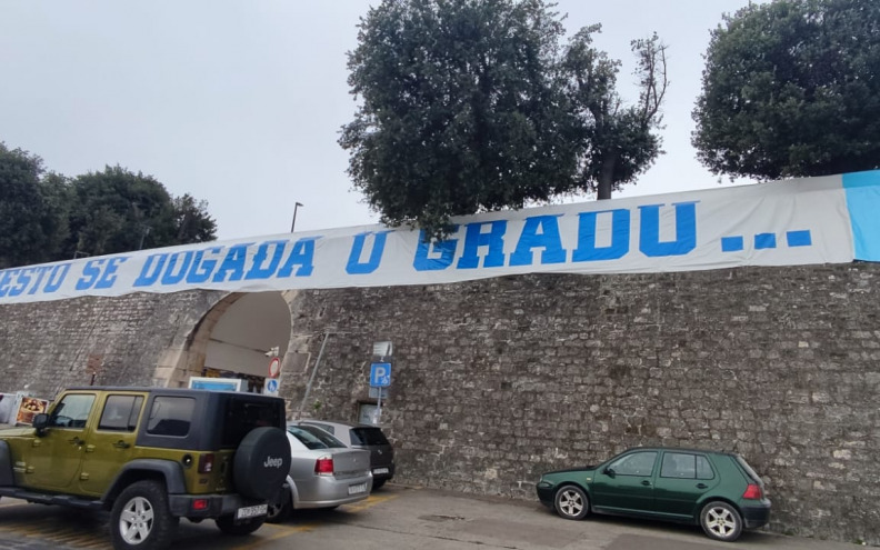 Ulaz na Poluotok kod mosta danas ujutro se probudio pod transparentom, evo o čemu se radi