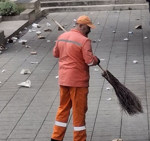 Nekultura ispred zadarske škole: ‘Bacaju smeće pokraj kante dok ih barba iz Čistoće gleda‘