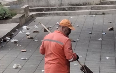 Nekultura ispred zadarske škole: ‘Bacaju smeće pokraj kante dok ih barba iz Čistoće gleda‘