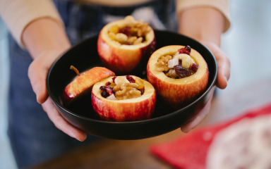 Pečene jabuke s medom i orasima donose pravi jesenski ugođaj