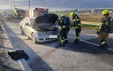 Policijaci spasili vozača iz gorućeg auta