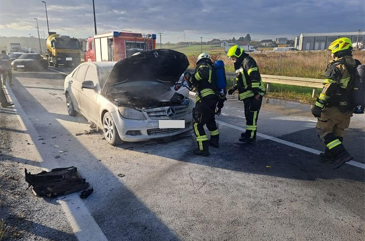 Policijaci spasili vozača iz gorućeg auta