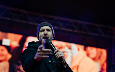 FOTO Marko Škugor oduševio publiku na Adventu, Trg Petra Zoranića bio je ispunjen do posljednjeg mjesta