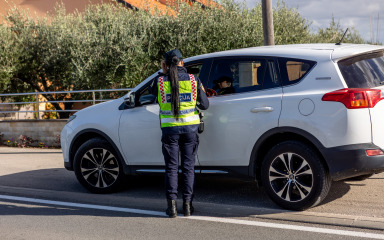 ČEKA GA VELIKA KAZNA Pijan vozio bez položenog vozačkog ispita, pa vrijeđao policiju