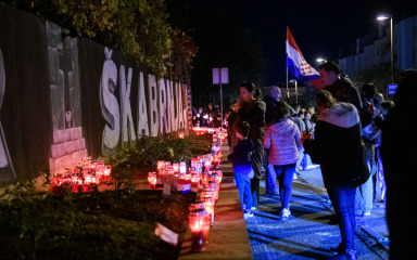 Zadrani zapalili svijeće u znak sjećanja na žrtve Vukovara i Škabrnje
