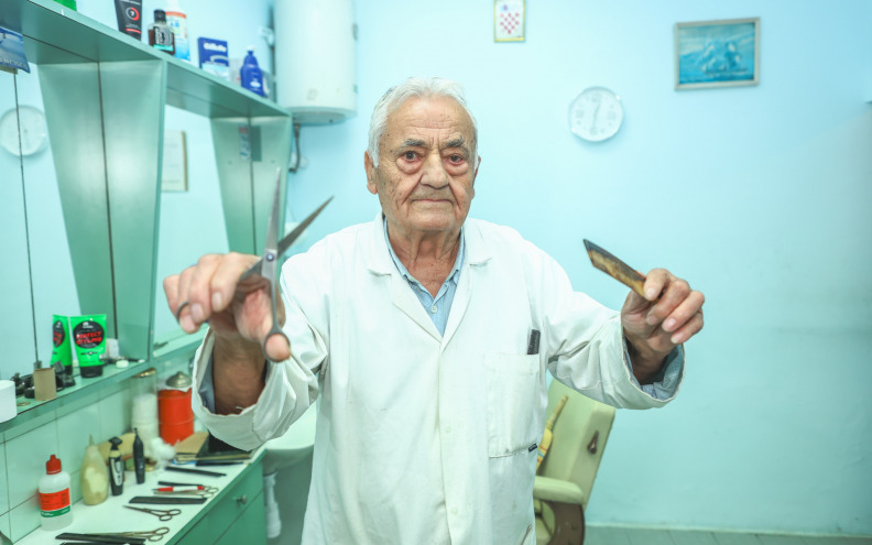Najstariji zadarski frizer već 63 godine brije, šiša i ne koristi naočale: ‘Škare neće nikad iz mojih ruku…’