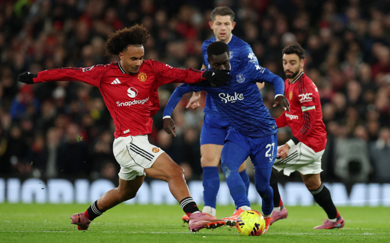 Everton s igračem manje slavio na Old Traffordu, Gueye pljusnuo suigrača