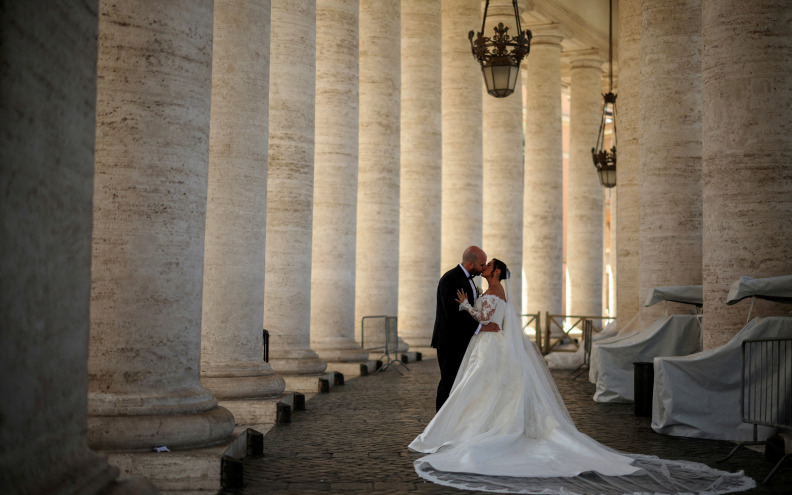 Vatikan katolike pozvao na monogamiju: ‘Brak je ekskluzivan i neraskidiv’