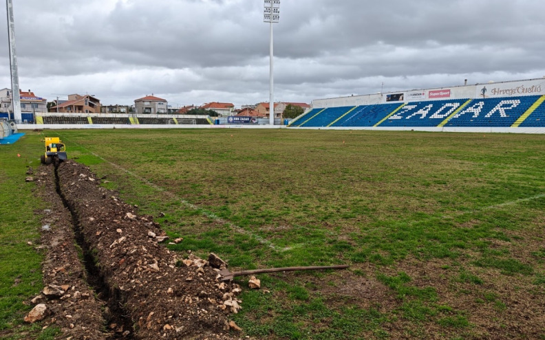 Počela sanacija uništenog travnjaka na Stanovima
