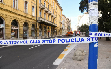 Tragedija u Rijeci:  Na zgarištu zgrade pronađeno tijelo nepoznate osobe, ozlijeđen i vatrogasac