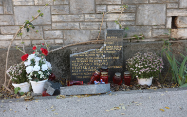 Uništena kontroverzna spomen-ploča “ustaškom sinu” Rajku Lozi u Vruljici