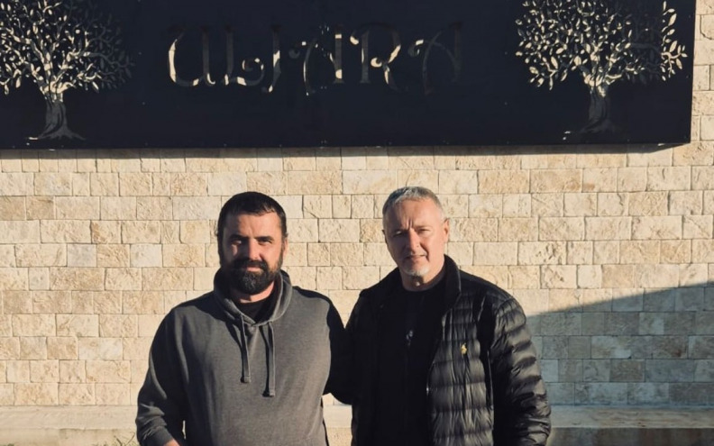 Thompson uživao u maslinama i domaćem ulju u Pakoštanima