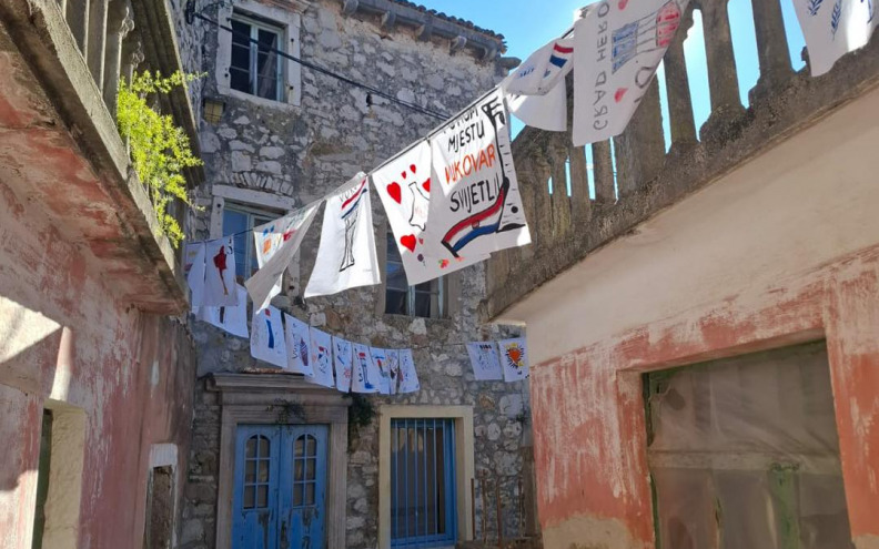 Mali Sukošanci ukrasili ukrasili ulice u čast žrtava Domovinskog rata