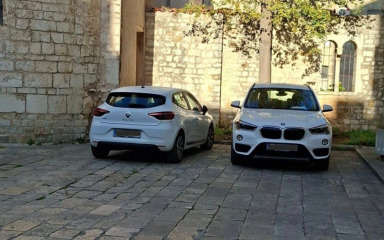 Tko kaže da na Poluotoku fali parkinga? U pješačkoj zoni uvijek ima mjesta