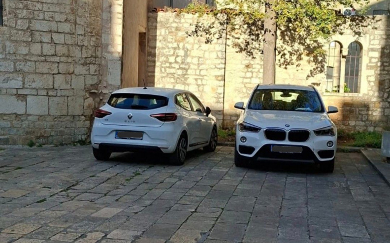 Tko kaže da na Poluotoku fali parkinga? U pješačkoj zoni uvijek ima mjesta