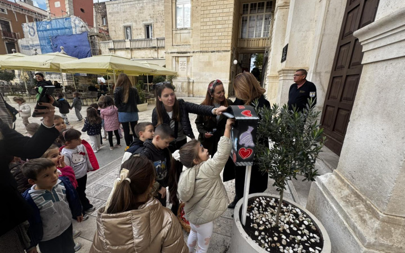 Učenici ŠPUD-a izradili sandučić mira, vrtićanci ga prvi ispunili porukama