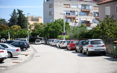 Pauk besplatno uklanjao vozila iz ulice na Relji tijekom radova kod Poliklinike