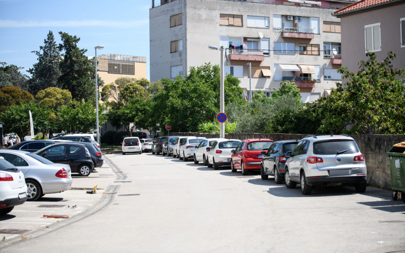Pauk besplatno uklanjao vozila iz ulice na Relji tijekom radova kod Poliklinike