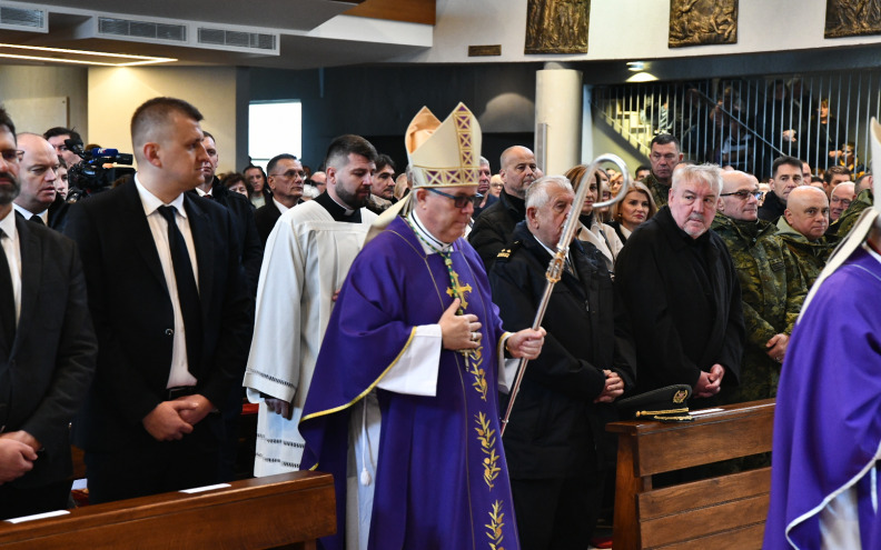 Nadbiskup Zgrablić predvodio misno slavlje u Škabrnji: 'Istina mora biti jasna i pravda postojana, ali bez mržnje'