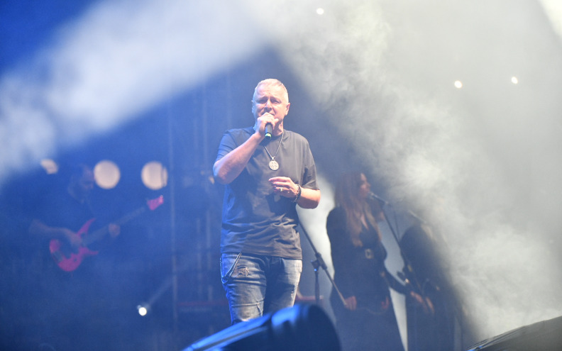 PUBLIKA U TRANSU! Thompson nastupio na Večeri slavljenja, donosimo fotke