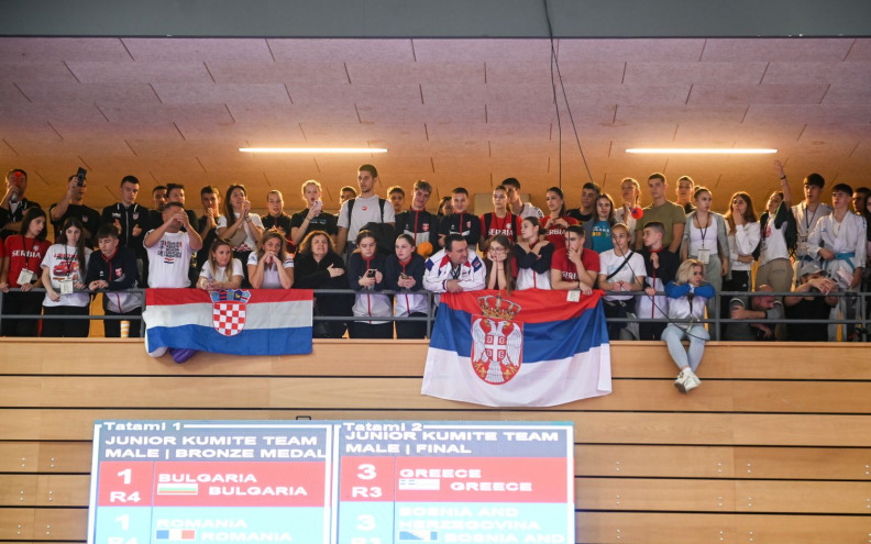 Sportski duh jači od podjela: hrvatski i srpski karatisti zajedno bodrili natjecatelje u Rijeci