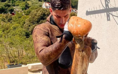 OPASNA BORBA Mislio je da je mala riba, a izvukao je čudovište od preko 8 kilograma