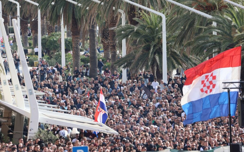 Torcida u Splitu prosvjeduje zbog uhićenja muškaraca koji su tjerali Srbe