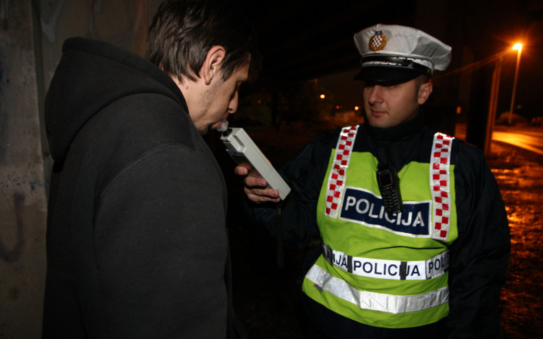 Sa nevjerojatnih 4,74 promila izazvao prometnu nesreću, pa odšetao kući