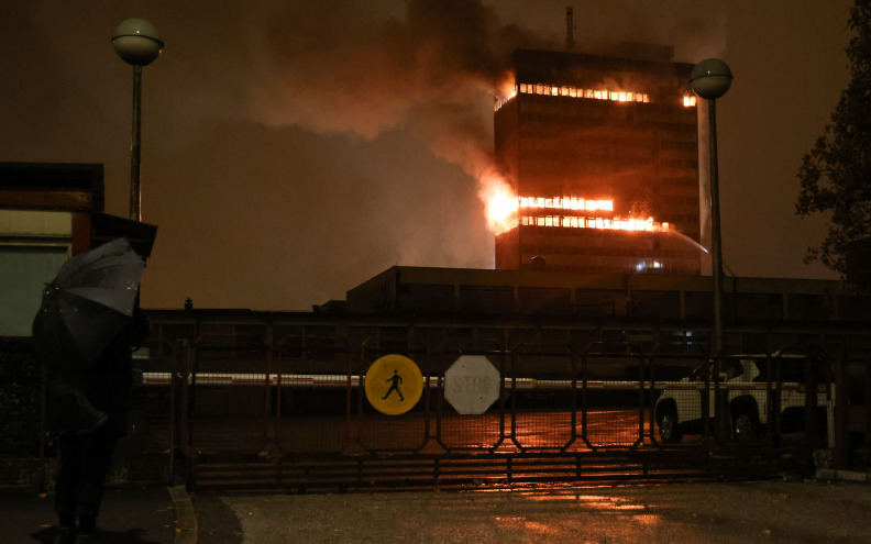 Cijelu noć gori Vjesnikov neboder u Zagrebu, gašenje će potrajati cijeli dan