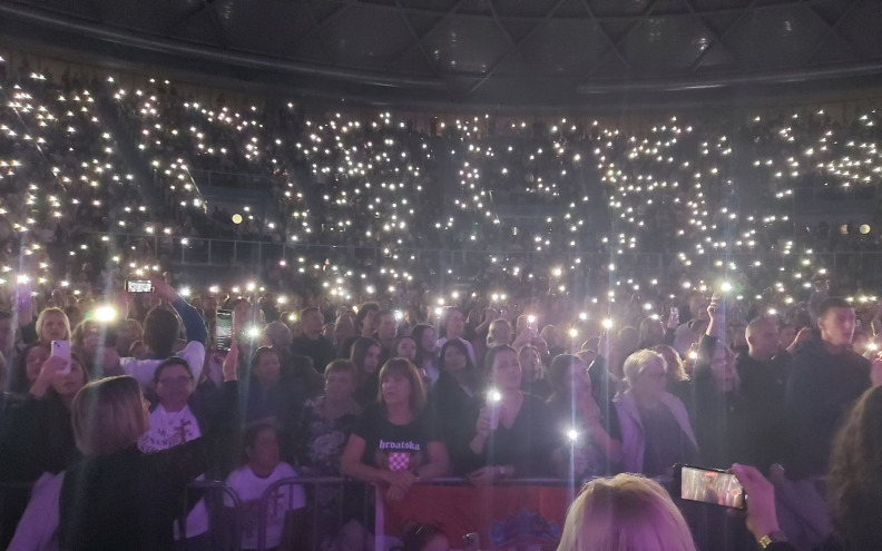 PREKRASNE SCENE! Pogledajte čudesne fotke s Večeri slavljenja