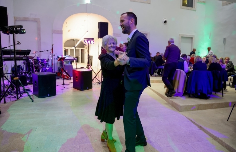 Gradonačelnik Erlić se rasplesao s umirovljenicima: ‘Važan i simboličan iskorak gradske vlasti prema generacijama koje su stvarale Zadar’