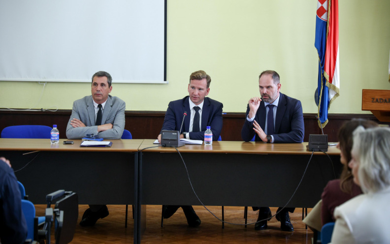 Bilaver se sastao s ravnateljima osnovnih i srednjih škola. Prioritet jednosmjenska nastava