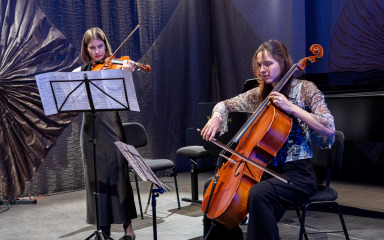 Učenici i profesori zajedno na pozornici na tradicionalnom koncertu