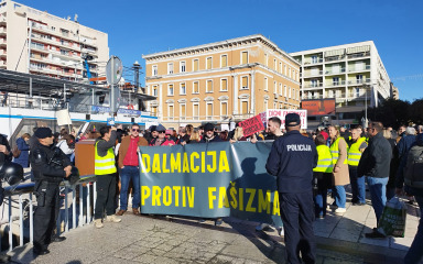 Završen prosvjed protiv fašizma na kojem su prosvjednici napadnuti bojom: ‘Ovdje se danas brani Hrvatska’