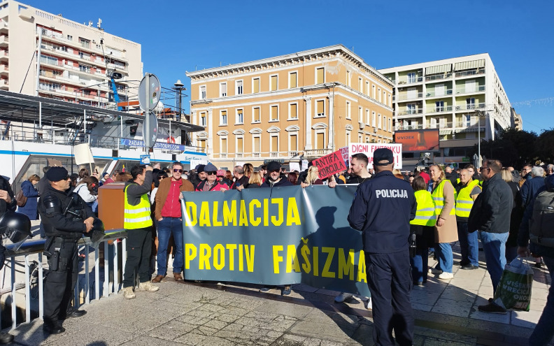 [FOTO] Završen prosvjed protiv fašizma na kojem su prosvjednici napadnuti bojom: 'Ovdje se danas brani Hrvatska'