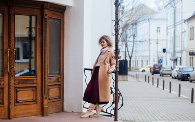 Kako nositi kardigan preko haljine i izgledati elegantno