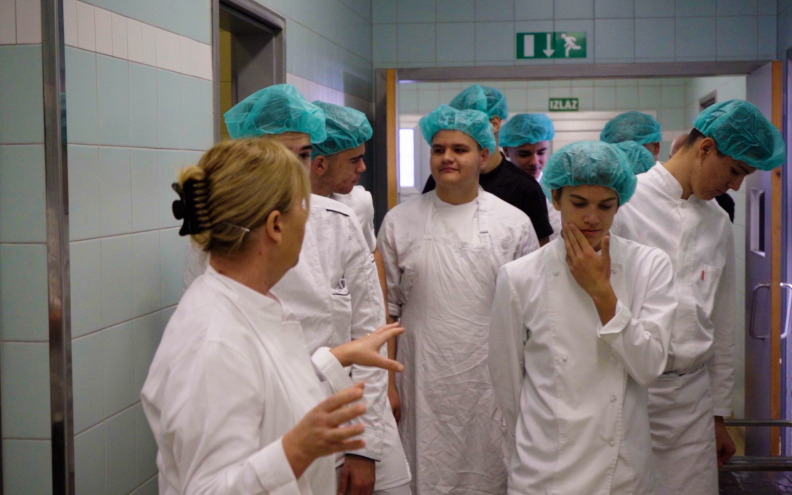 Budući kuhari zavirili u kuhinju OB Zadar: Dnevno pripreme više od 1000 obroka