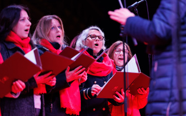 [FOTO] HPGD Zoranić blagdanskim napjevima uveo Zadrane u božićni tjedan, pogledajte djelić atmosfere