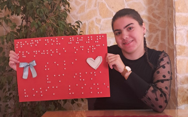 LIJEPA GESTA Studentica u Brailleovu pismu perlicama ispisala novogodišnju čestitku
