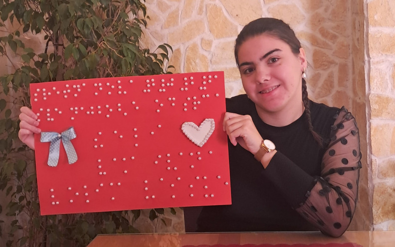 LIJEPA GESTA Studentica u Brailleovu pismu perlicama ispisala novogodišnju čestitku