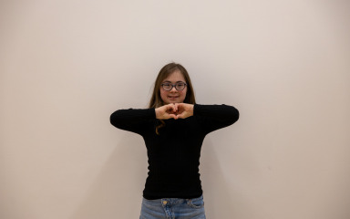 NAJBOLJE IZ 2025. (4) Dora je svestrana djevojčica s Down sindromom. Pliva, glumi i želi biti – učiteljica