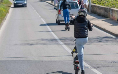 Vozači bicikala i romobila pod povećalom: 12 ih kažnjeno zbog vožnje bez kacige, 21 zbog jurnjave