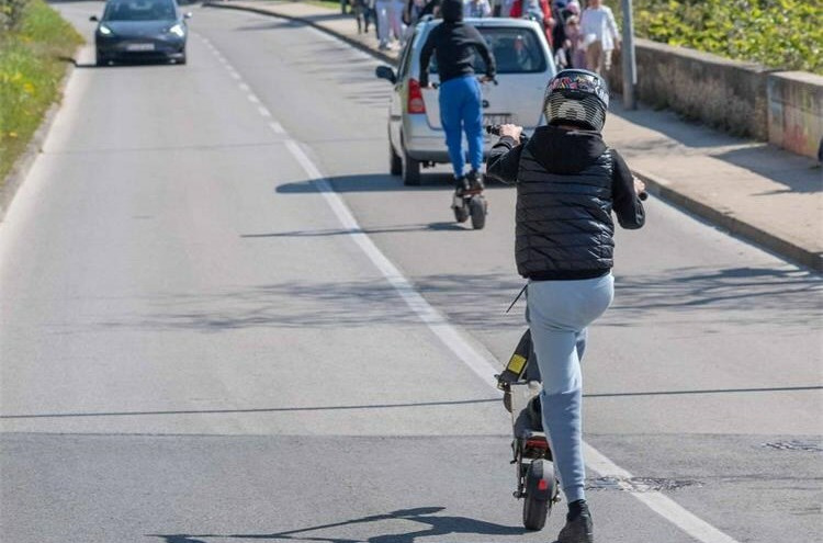 Vozači bicikala i romobila pod povećalom: 12 ih kažnjeno zbog vožnje bez kacige, 21 zbog jurnjave