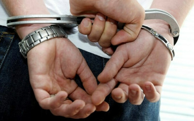 Psihijatar uhićen zbog bludnih radnji prema maloljetnicima i davanja droge