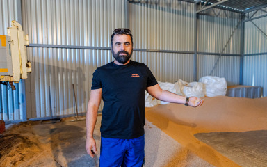 NAJBOLJE IZ 2025. (9) Posjetili smo uljaru u Pakoštanima u kojoj se maslinove koštice pretvaraju u sirovinu